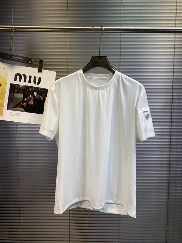 24Ss Prada*普拉达男士休闲圆领t恤 定制进口丝光棉面料，拼接设计 袖口 经典三角标点缀，简洁大方。 黑色 白色。码数s-2Xl 。