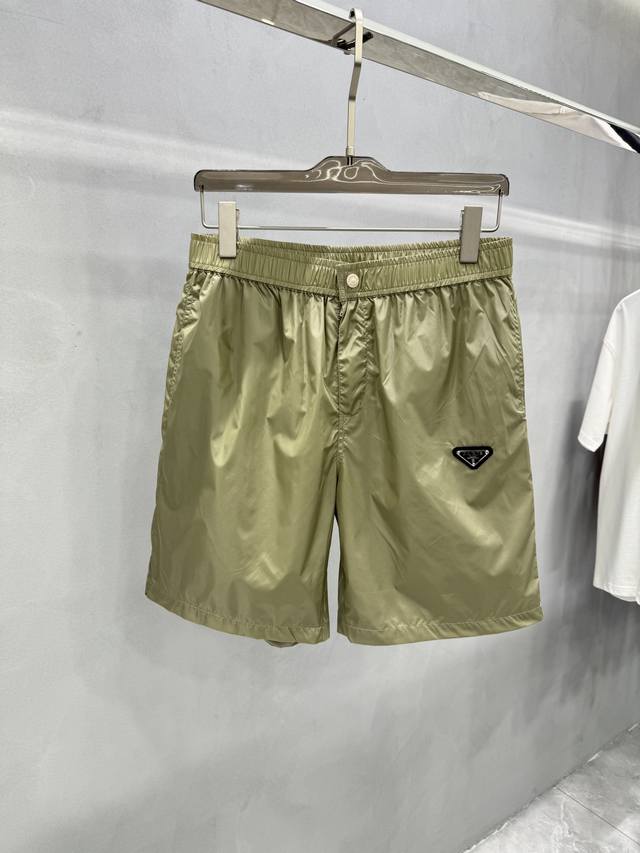 Prad 24Ss 春夏新款短裤 原版开发 ，这款极简夹克面料取材re-Nylon再生尼龙打造，短裤两侧口袋设计，经典时尚。Re- Nylon再生尼龙通过提纯海