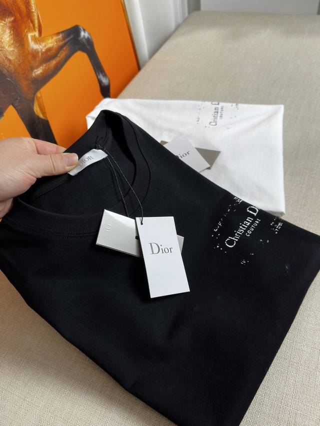 Dior 2024新款短袖t恤，贸易公司订单！ 三标齐全 男女同款春夏季纯棉高级感半袖作为国际知名的奢侈品牌，一直以其卓越的品质和独特的设计而备受赞誉。这款短袖