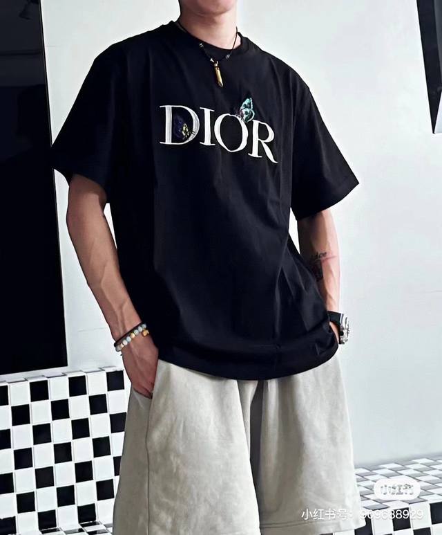 Dior 2024新款字母刺绣短袖t恤，贸易公司订单！ 三标齐全 男女同款春夏季纯棉高级感半袖作为国际知名的奢侈品牌，一直以其卓越的品质和独特的设计而备受赞誉。