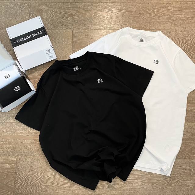 一盒两件经典黑白色 Kolonsport 可隆夏季盒装短袖t恤上衣 Life Style系列。适合城市日常通勤及近郊的轻户外活动，包括潮流搭配，城市探索，休闲健