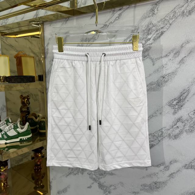 普拉 2966 白 尺码：M-3Xl 2024夏季新款休闲短裤 成份：70%棉 30%涤 上海恒隆柜台订单，极简主义的构造，又是一款王牌级别的裤装单品，P家本年