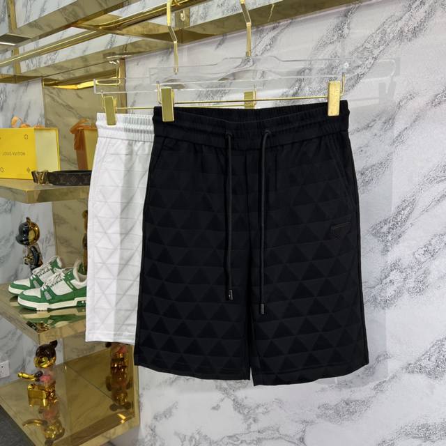 普拉 2966黑 尺码：M-3Xl 2024夏季新款休闲短裤 成份：70%棉 30%涤 上海恒隆柜台订单，极简主义的构造，又是一款王牌级别的裤装单品，P家本年度
