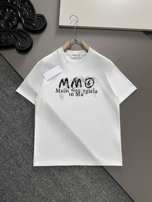 Mm6# 24春夏顶级短袖t恤 采用客供进口100%-32支双股新疆棉面料制成，原版面料，品牌辨识度超级强，高街与精致风情十足，绝对能成为高街出镜不二之选，面料