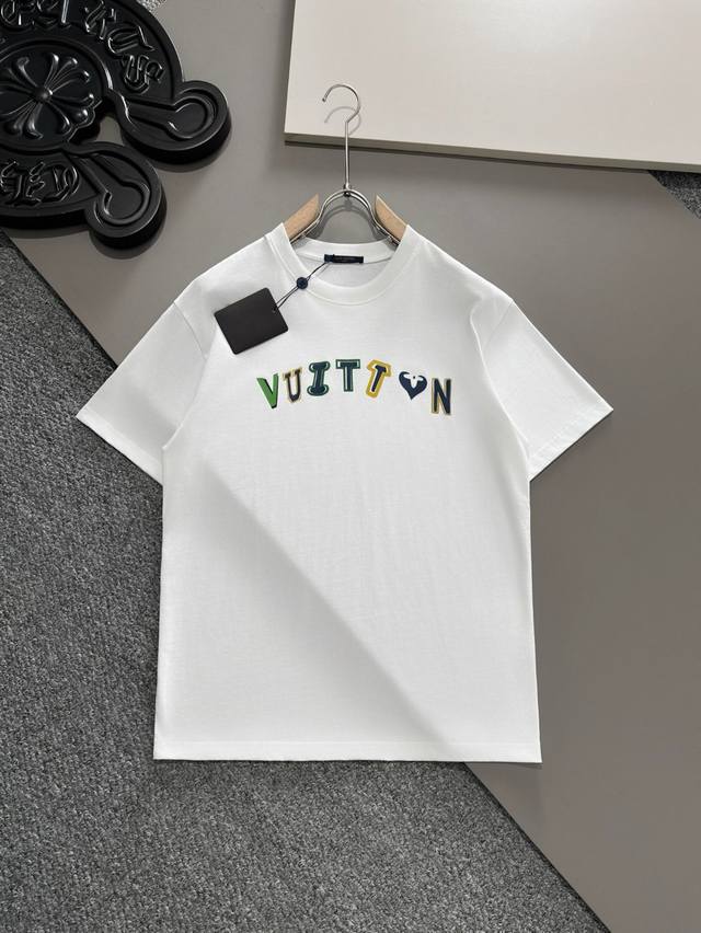 Lv# 24春夏顶级短袖t恤 采用客供进口100%-32支双股新疆棉面料制成，原版面料，品牌辨识度超级强，高街与精致风情十足，绝对能成为高街出镜不二之选，面料质