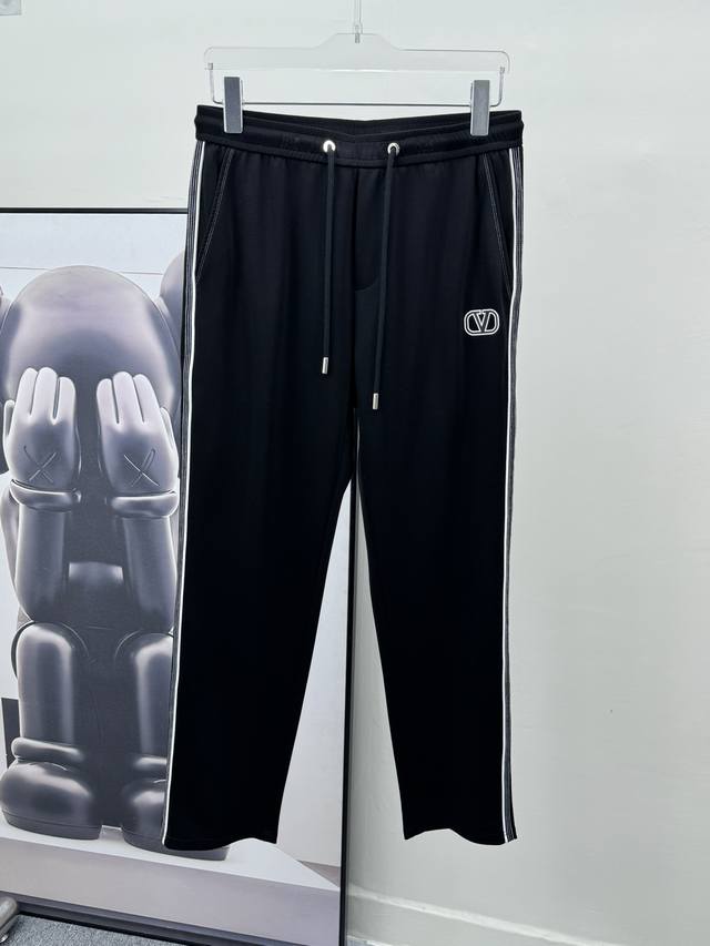 华伦天奴 2024春夏新款休闲裤！官网同步发售。品牌经典logo休闲裤 ，定制面料，舒适度极好，手触感强烈。辨识度极高，完美品相工艺。 尺码：M-3Xl