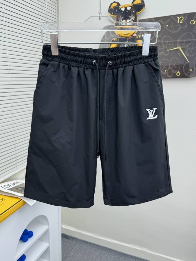 Lv 2024春夏新款休闲短裤！官网同步发售。定制品牌经典logo，定制面料，舒适度极好，手触感强烈。辨识度极高，完美品相工艺。 尺码：M-3Xl