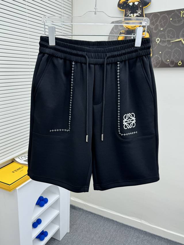 罗意威 2024春夏新款休闲短裤！官网同步发售。定制品牌经典logo，定制面料，舒适度极好，手触感强烈。辨识度极高，完美品相工艺。 尺码：M-3Xl