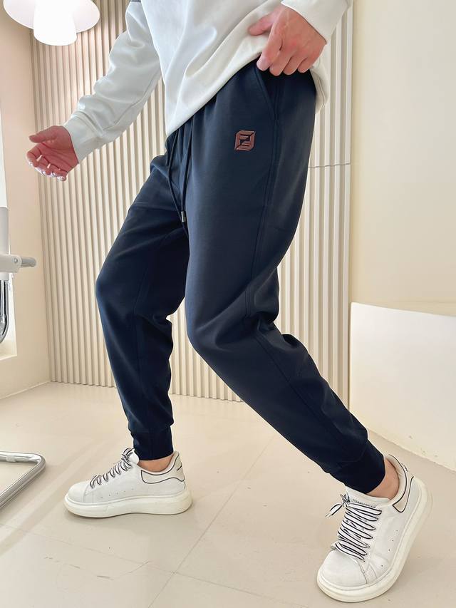 芬迪 2024春夏新款休闲裤！官网同步发售。品牌经典logo休闲裤 ，定制面料，舒适度极好，手触感强烈。辨识度极高，完美品相工艺。 尺码：M-3Xl