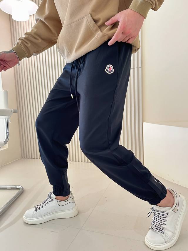蒙口 2024春夏新款休闲裤！官网同步发售。品牌经典logo休闲裤 ，定制面料，舒适度极好，手触感强烈。辨识度极高，完美品相工艺。 尺码：M-3Xl