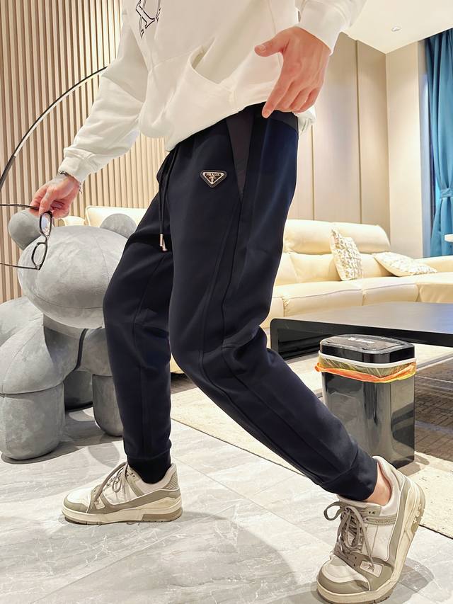 普拉达 2024春夏新款休闲裤！官网同步发售。品牌经典logo休闲裤 ，定制面料，舒适度极好，手触感强烈。辨识度极高，完美品相工艺。 尺码：M-3Xl