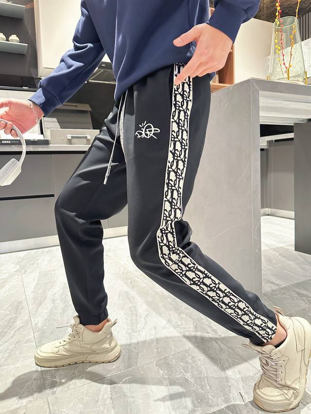 迪奥 2024春夏新款休闲裤！官网同步发售。品牌经典logo休闲裤 ，定制面料，舒适度极好，手触感强烈。辨识度极高，完美品相工艺。 尺码：M-3Xl