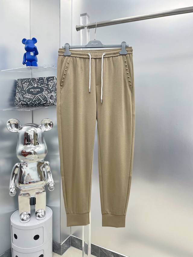 Vltn 华伦天奴 Val2024春夏新款！品牌经典logo休闲裤 长裤 设计师采用上下立体感拼接，定制面料，舒适度极好，手触感强烈。辨识度极高，完美品相工艺。