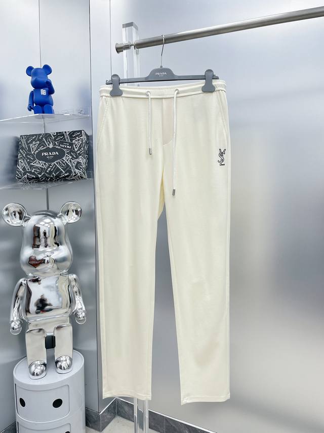 Slp 圣罗兰 Ysl2024春夏新款！品牌经典logo休闲裤 长裤 设计师采用上下立体感拼接，定制面料，舒适度极好，手触感强烈。辨识度极高，完美品相工艺。 尺