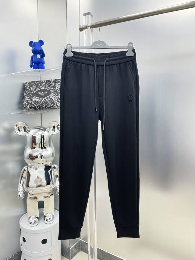 Zegna 杰尼亚 2024春夏新款！品牌经典logo休闲裤 长裤 设计师采用上下立体感拼接，定制面料，舒适度极好，手触感强烈。辨识度极高，完美品相工艺。 尺码