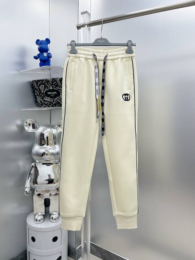 Gu*古奇 2024春夏新款！品牌经典logo休闲裤 长裤 设计师采用上下立体感拼接，定制面料，舒适度极好，手触感强烈。辨识度极高，完美品相工艺。 尺码m-3X