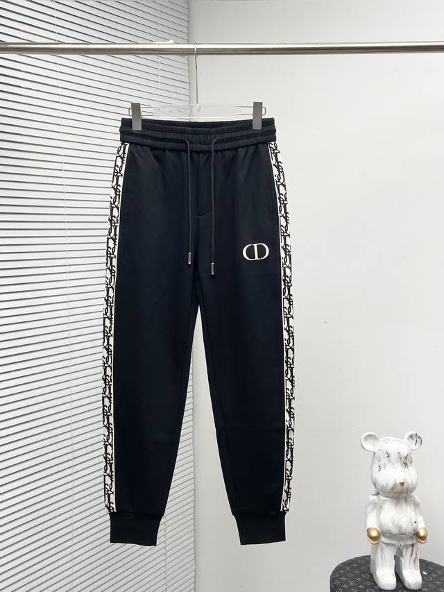 Dior 2024春夏新款休闲裤！官网同步发售。品牌经典logo休闲裤 ，定制面料，舒适度极好，手触感强烈。辨识度极高，完美品相工艺。 尺码：M-3Xl