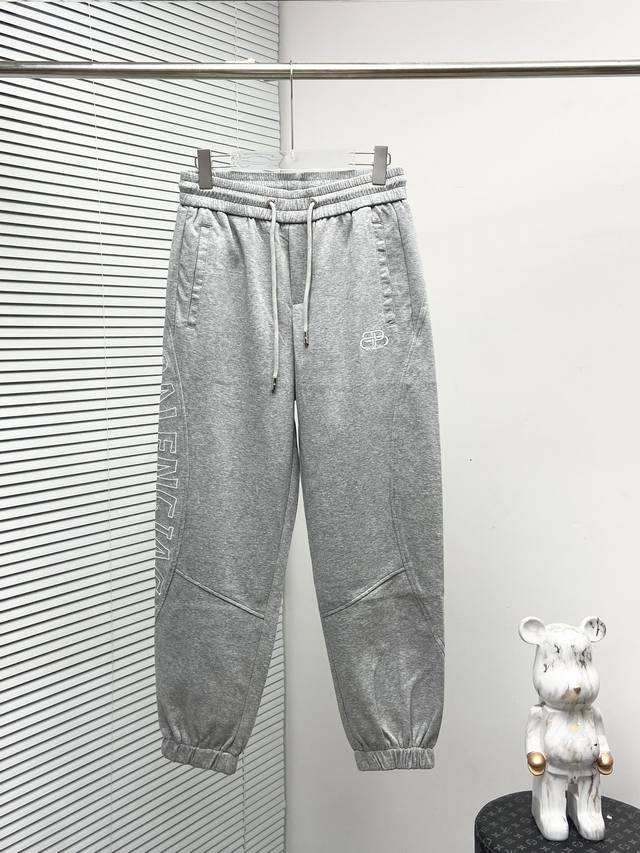 Blcg 2024春夏新款休闲裤！官网同步发售。品牌经典logo休闲裤 ，定制面料，舒适度极好，手触感强烈。辨识度极高，完美品相工艺。 尺码：M-3Xl