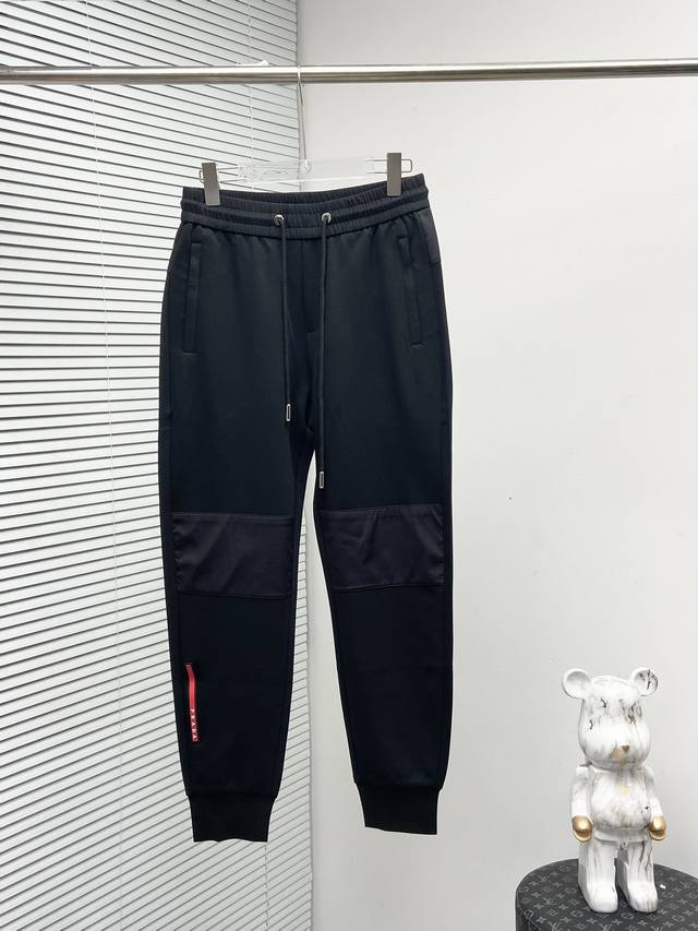 Prada 2024春夏新款休闲裤！官网同步发售。品牌经典logo休闲裤 ，定制面料，舒适度极好，手触感强烈。辨识度极高，完美品相工艺。 尺码：M-3Xl