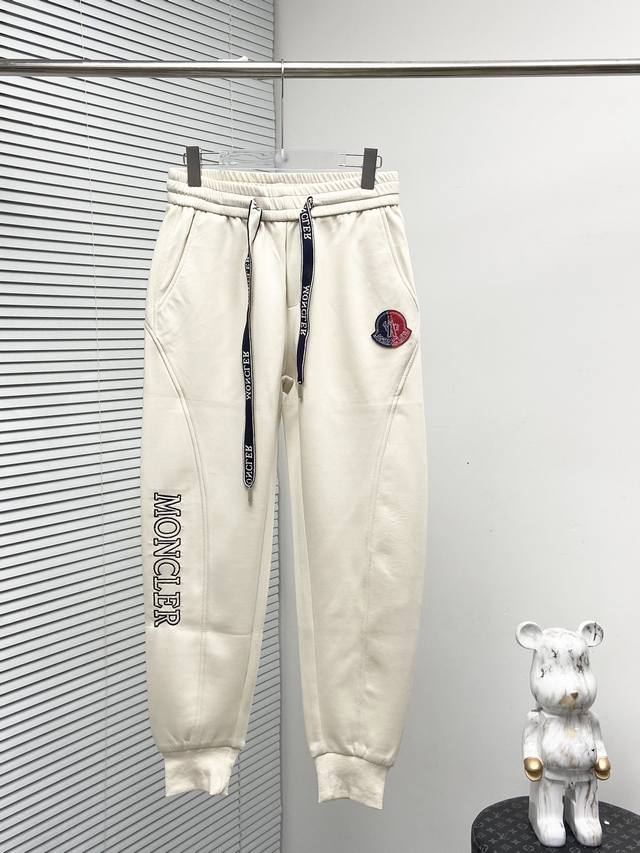 Moncler 2024春夏新款休闲裤！官网同步发售。品牌经典logo休闲裤 ，定制面料，舒适度极好，手触感强烈。辨识度极高，完美品相工艺。 尺码：M-3Xl