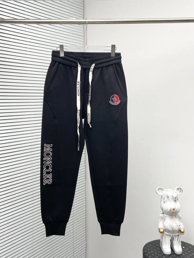 Moncler 2024春夏新款休闲裤！官网同步发售。品牌经典logo休闲裤 ，定制面料，舒适度极好，手触感强烈。辨识度极高，完美品相工艺。 尺码：M-3Xl