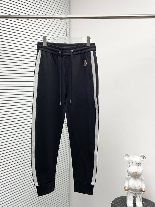 Moncler 2024春夏新款休闲裤！官网同步发售。品牌经典logo休闲裤 ，定制面料，舒适度极好，手触感强烈。辨识度极高，完美品相工艺。 尺码：M-3Xl
