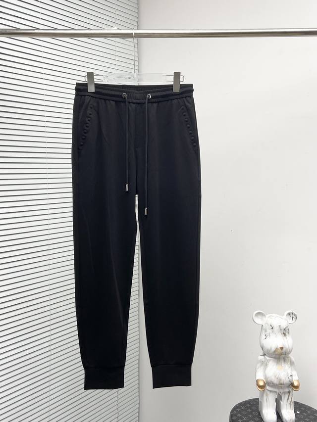 Vltn 2024春夏新款休闲裤！官网同步发售。品牌经典logo休闲裤 ，定制面料，舒适度极好，手触感强烈。辨识度极高，完美品相工艺。 尺码：M-3Xl