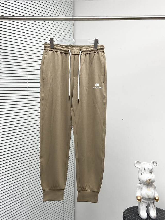 Blcg 2024春夏新款休闲裤！官网同步发售。品牌经典logo休闲裤 ，定制面料，舒适度极好，手触感强烈。辨识度极高，完美品相工艺。 尺码：M-3Xl