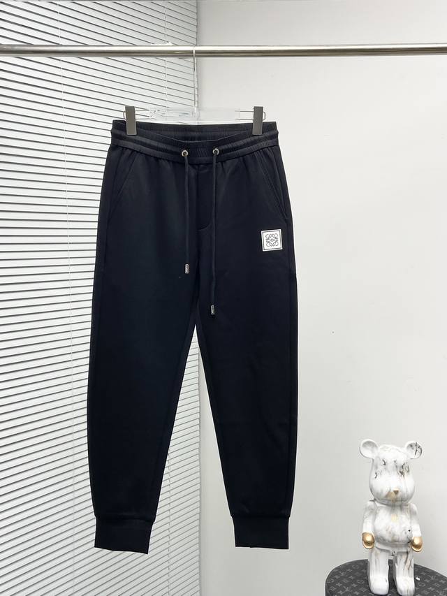 Loewe 2024春夏新款休闲裤！官网同步发售。品牌经典logo休闲裤 ，定制面料，舒适度极好，手触感强烈。辨识度极高，完美品相工艺。 尺码：M-3Xl