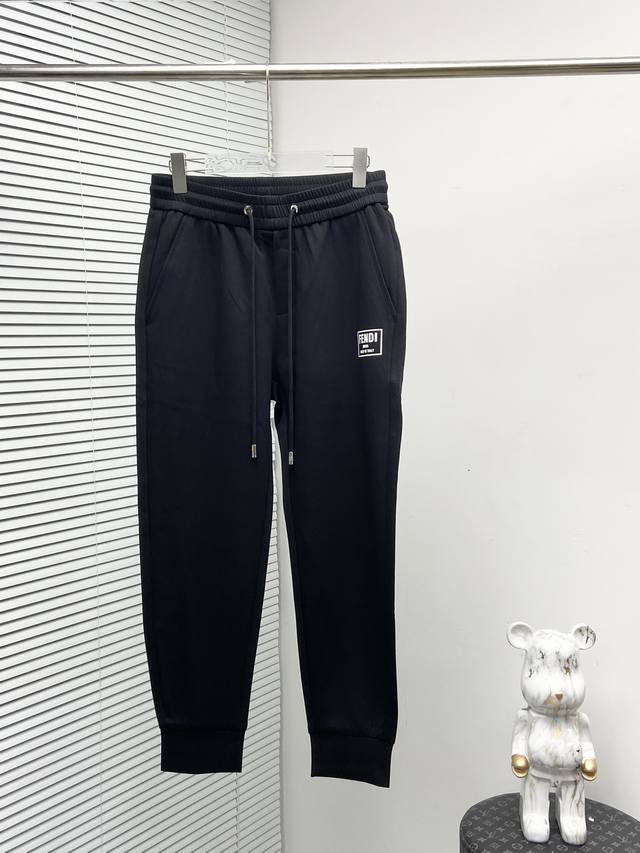 Fend1 2024春夏新款休闲裤！官网同步发售。品牌经典logo休闲裤 ，定制面料，舒适度极好，手触感强烈。辨识度极高，完美品相工艺。 尺码：M-3Xl