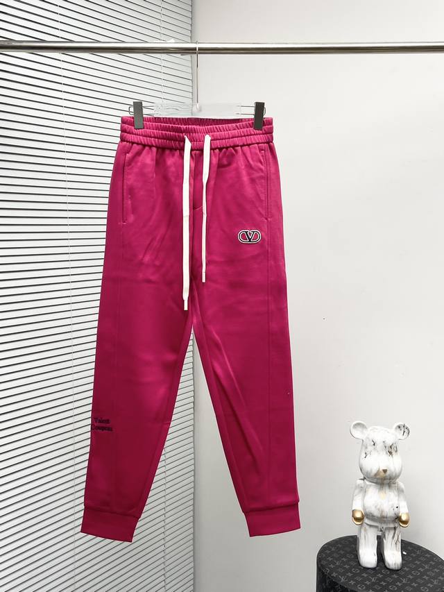 Vltn 2024春夏新款休闲裤！官网同步发售。品牌经典logo休闲裤 ，定制面料，舒适度极好，手触感强烈。辨识度极高，完美品相工艺。 尺码：M-3Xl