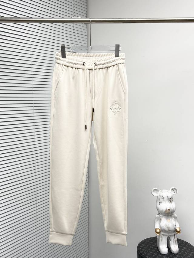 Lv 2024春夏新款休闲裤！官网同步发售。品牌经典logo休闲裤 ，定制面料，舒适度极好，手触感强烈。辨识度极高，完美品相工艺。 尺码：M-3Xl