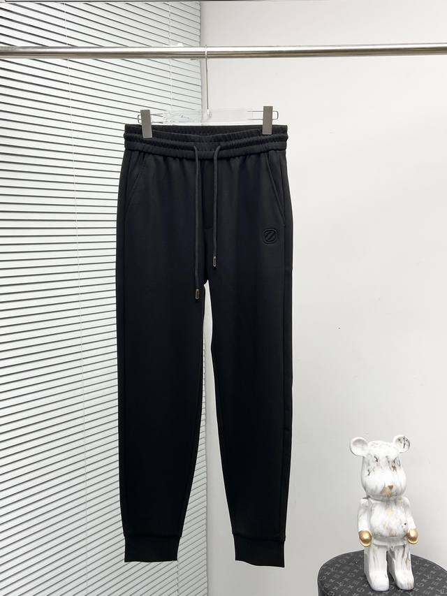 Zegna 2024春夏新款休闲裤！官网同步发售。品牌经典logo休闲裤 ，定制面料，舒适度极好，手触感强烈。辨识度极高，完美品相工艺。 尺码：M-3Xl