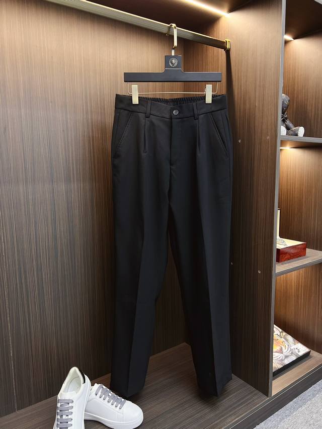 Dior 迪奥 2024Ss春夏新品，男士商务休闲西裤，用料柔软舒适，非常舒适透气，原版五金，设计独特，后兜五金配置，时尚又休闲，上身效果超级棒码数：M-2Xl