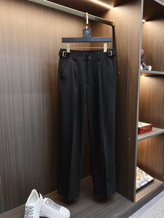 Prada 普拉达 2024Ss春夏新品，男士商务休闲西裤，用料柔软舒适，非常舒适透气，原版五金，设计独特，后兜五金配置，时尚又休闲，上身效果超级棒码数：M-2