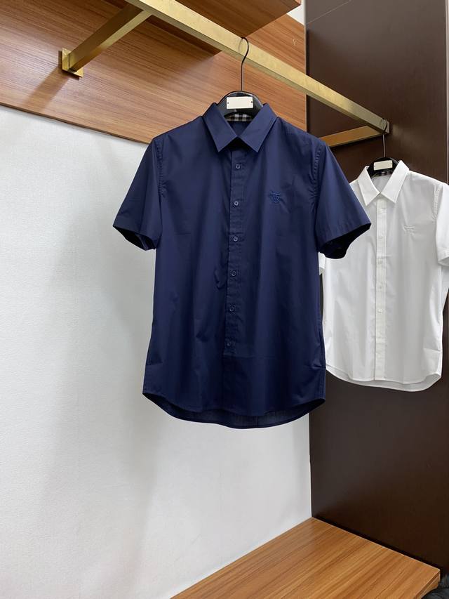 Burberry 巴宝莉 2024春夏专柜新款短袖衬衫，定制进口原版科技面料，柔软舒适，上身舒适透气，经典格子对位领衬衬 独特设计风格，无论是单穿还是搭配，都是