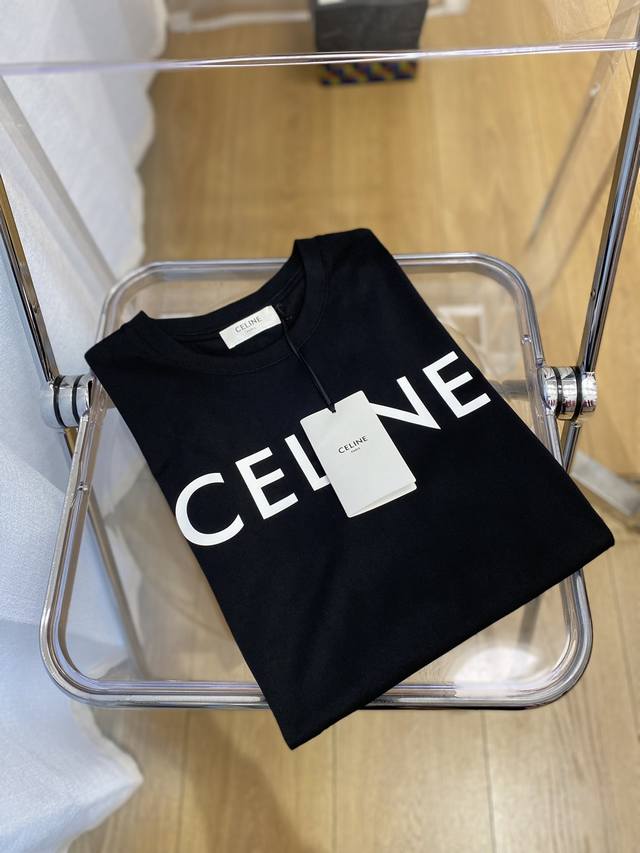 Celine 赛琳、2023新品短袖t恤，帅气时尚，胸前顶级印花字母logo，简约百搭款。面料棉 不仅挺括，保持潮流的廓形，又穿着舒适，纱织更细腻，码数xs-L