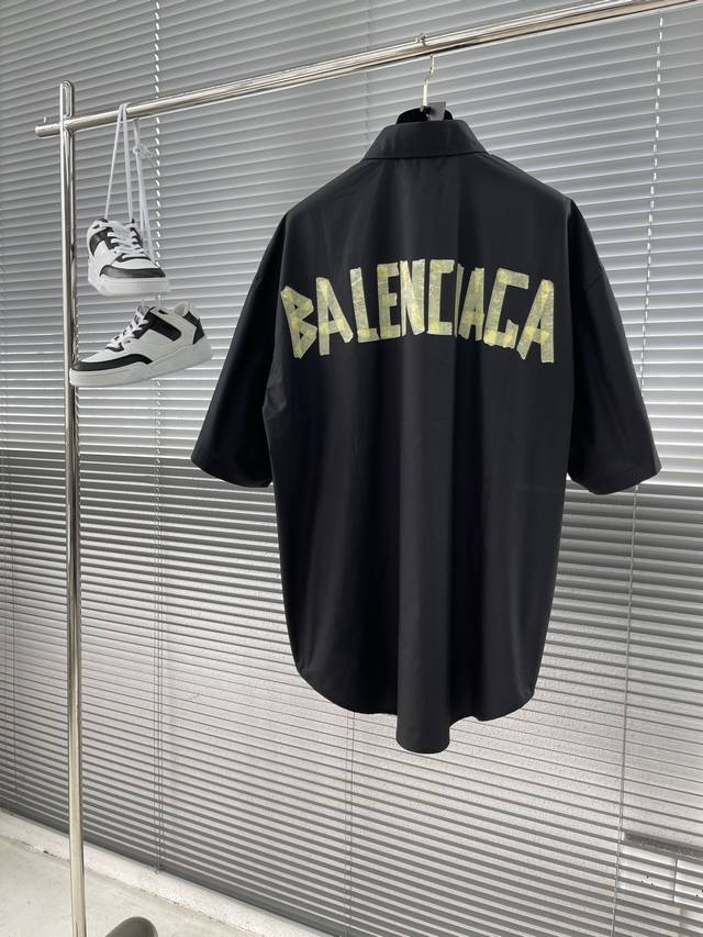 Balenciag 胶带印花短袖衬衫 纯棉材质，进口胶印重印，宽松版型，刻字钮扣，胸前贴袋 尺码：Xssml