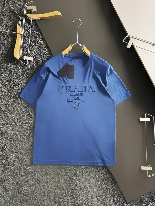 Prad 24夏季新款logo凹凸立体印花短袖t恤！P家一直不仅注重外表还着重打造内涵，期许着要用服饰来打造的优雅风，固守本质，普拉达凭借创意创新的产品让品牌自