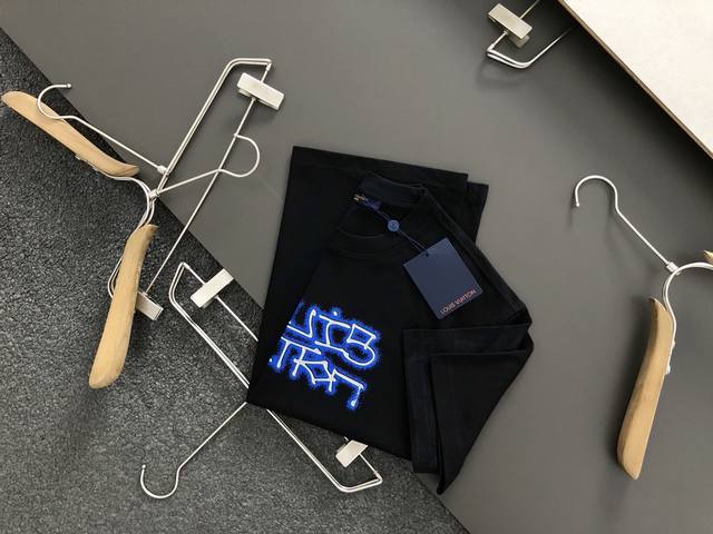 L牌*合身版型m-Xxxl 顶级黑色蓝色字母解构印花圆领短袖，精致工艺专柜面料，顶级 素融合打造，经典短袖3标齐全，潮男时尚，无论是上身舒适度还是都是无可比拟的