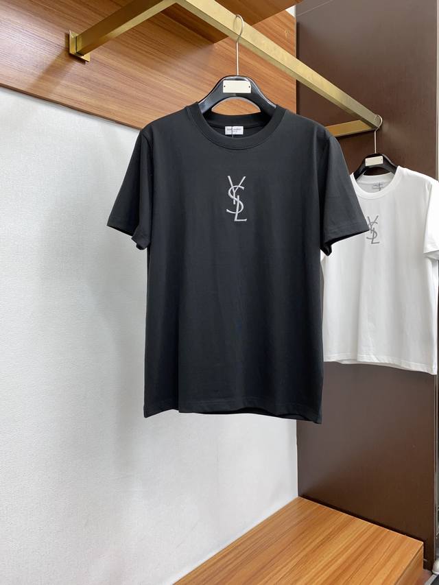 圣罗兰 2024Ss新款短袖 T恤 合身版型 S-Xxl 这款短袖t以今年专柜品牌logo设计元素，展现了品牌独特的艺术审美和时尚触觉 肩膀特色风格粗针刺绣装饰
