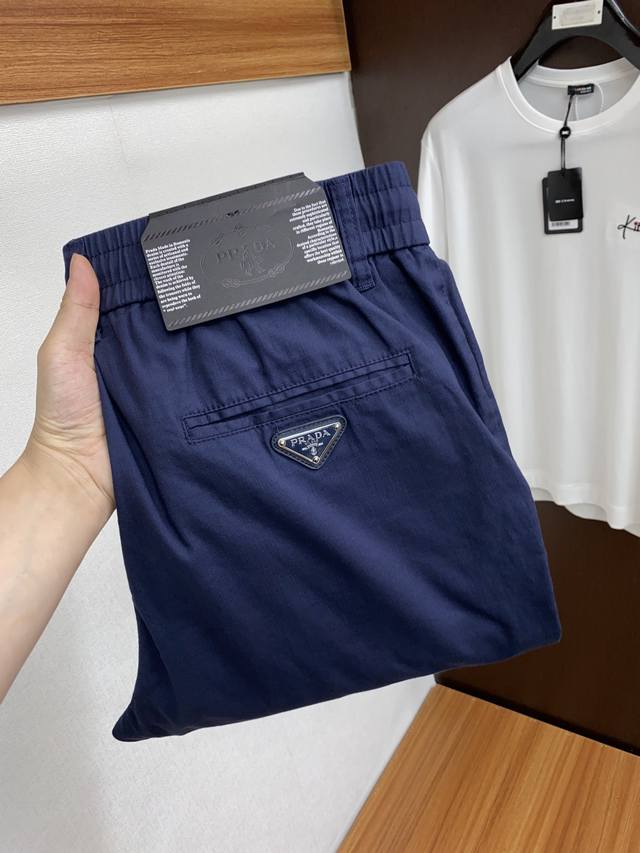 普拉达 2024春季新款休闲裤！官网同步发售。品牌经典logo休闲裤 ，定制面料，舒适度极好，手触感强烈。辨识度极高，完美品相工艺。 尺码：29-38 无37