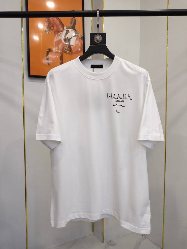 Prada 2024新品短袖，采用进口原版面料，胸口顶级新工艺logo图案，手感柔软细腻，不易变型，上身时尚帅气，档次极高，宽松版，码数：S一3Xl - 点击图像关闭