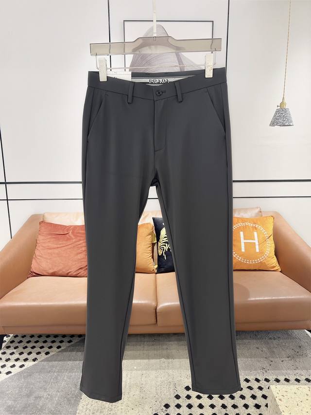 Prada 普拉达 2024Ss春夏高端商务男士商务休闲西裤，用料弹力柔软舒适，非常舒适透气，原版五金，设计独特，后面采用经典黑色胶条logo，细节非常出色，五