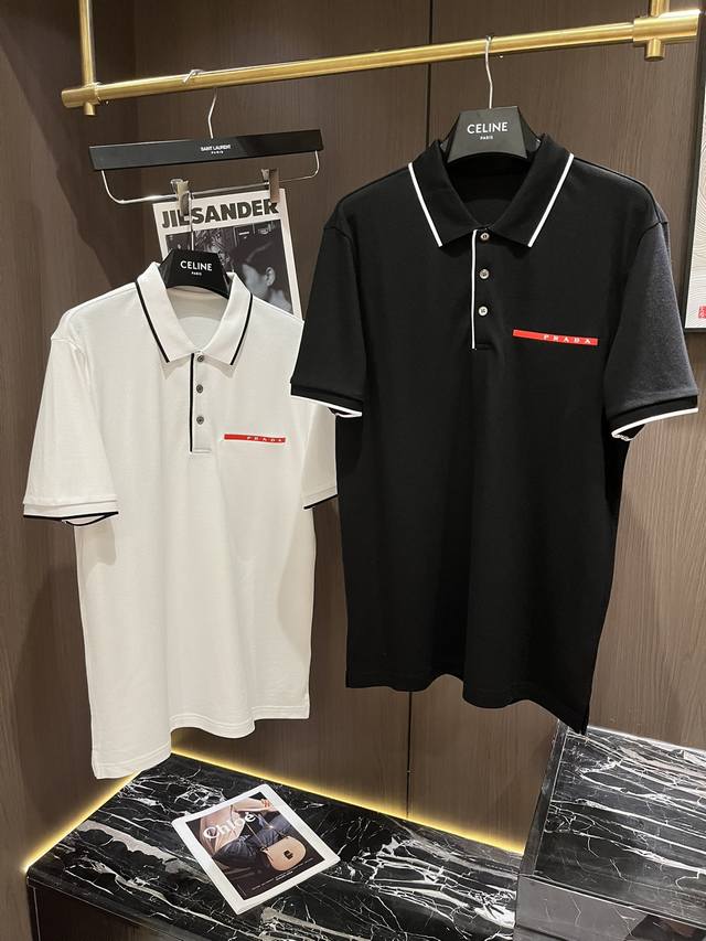 Prad24S夏季男士polo 成衣采用优质丝光珠地棉面料，透气舒适 胸口红色字母胶条点缀，商务休闲皆可胜任，非常协调的点缀 通勤不二的选择！！码数m-3Xl