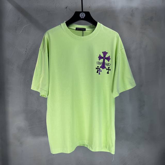 克罗心创意logo T恤 颜色:黑，白。荧光绿 材质:32支件染洗水特纺 工艺:立体皮纹丝印 Size:S-Xl