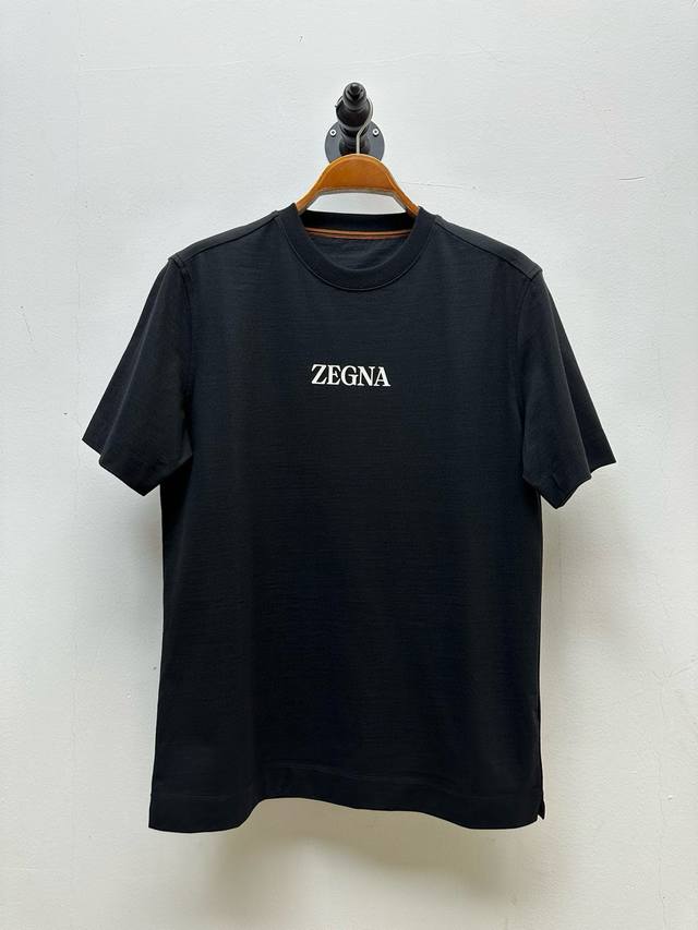 Zz 字母徽标胶印tee、代工厂出品。 客供面料 长绒棉双纱平纹、质感饱满舒爽。 略饰纹理、呈现都市休闲风尚。 经典圆领、内饰嵌边、凸显雅致。 胸前字母徽标胶印