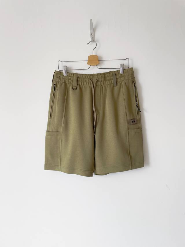 Y-3的硬货短裤！！！2024 Ss春夏新款#Y3 Yoji Yamamoto 新款运动短裤！轻便的棉柔针织料，自带细腻手感。前幅简单纯色，两侧拉链大口袋及拼接