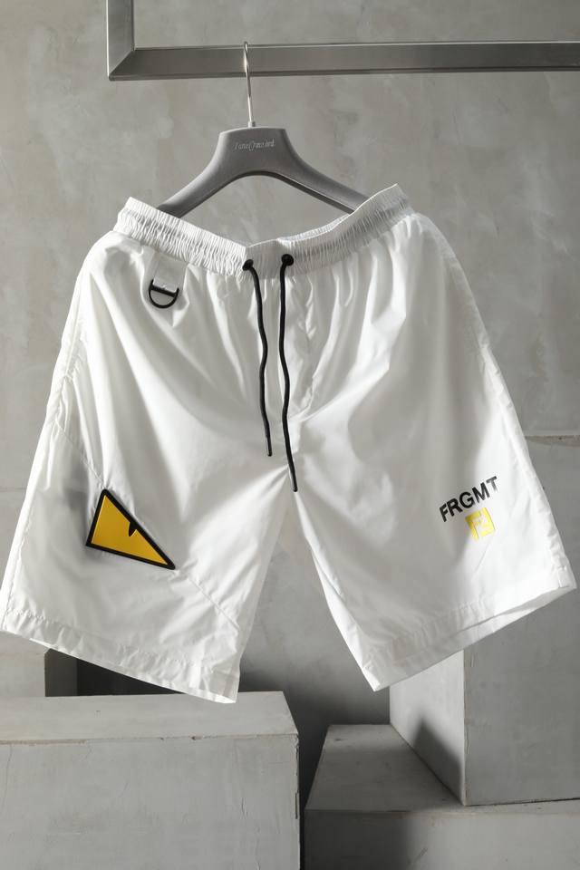 24Ss Fd芬迪 夏季新款休闲短裤经典黄色标设计 定制透气面料 上身版型完美百搭 颜色：黑色 白色 蓝色 码数：48-56