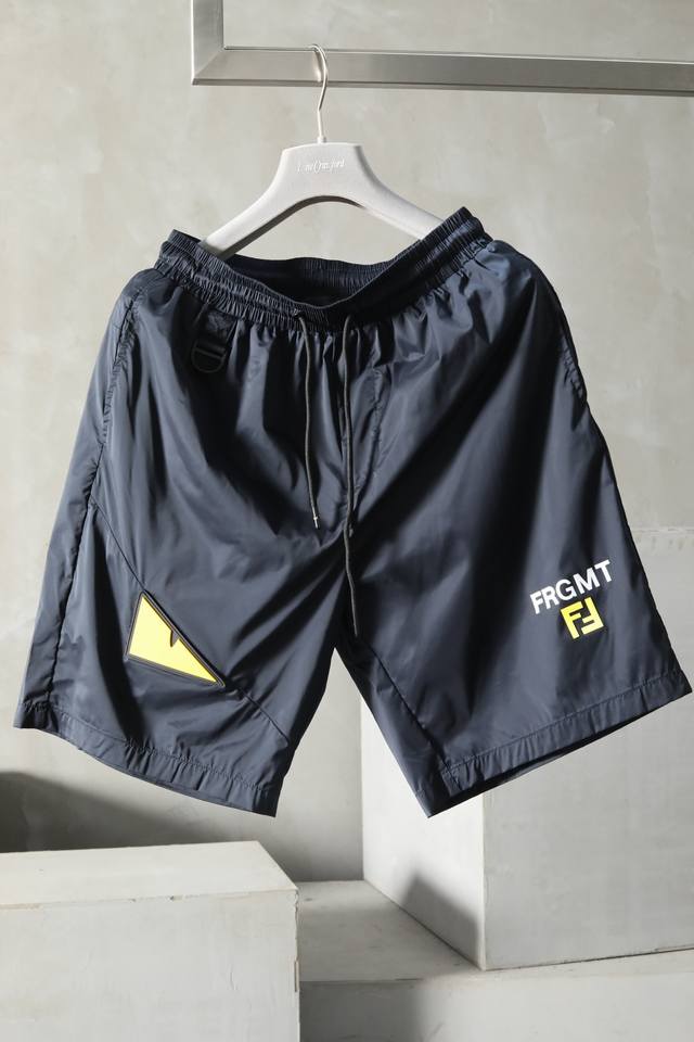 24Ss Fd芬迪 夏季新款休闲短裤经典黄色标设计 定制透气面料 上身版型完美百搭 颜色：黑色 白色 蓝色 码数：48-56